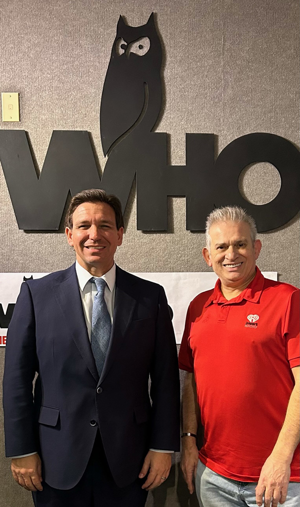 Simon Conway Talks with Ron DeSantis During Iowa Visit - Vimarsana News